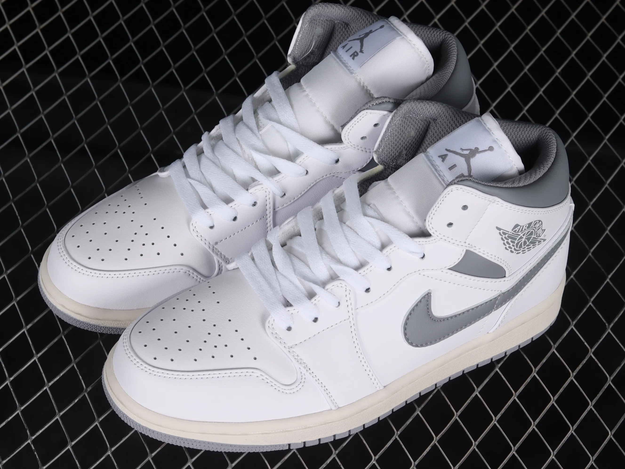 All categories Air Jordan Jordan series basketball shoes Air Jordan 1 Mid Air Jordan 1 Mid "Vintage Grey" AJ1 Joe 1 white gray first year China basketball shoes 554724-135